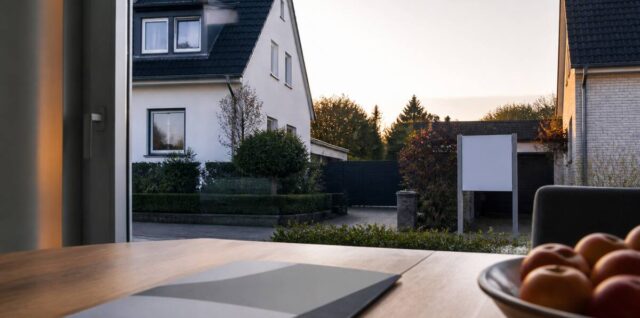 Een woning in Duitsland tijdens bezichtiging, met een map op tafel en focus op de staat van het huis