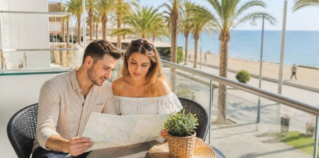Vakantie vergelijken: realistische kustlocatie met strandpromenade en vakantiegevoel